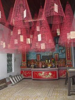 Suitsukkeita temppelissä Hoi Anissa