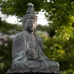 Buddhapatsas vihreiden puiden keskellä