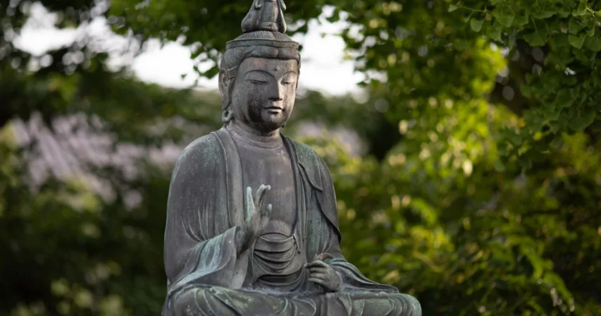 Buddhapatsas vihreiden puiden keskellä