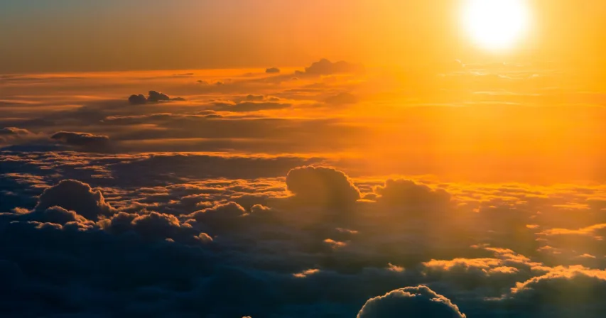 Auringonnousu pilvien yläpuolella