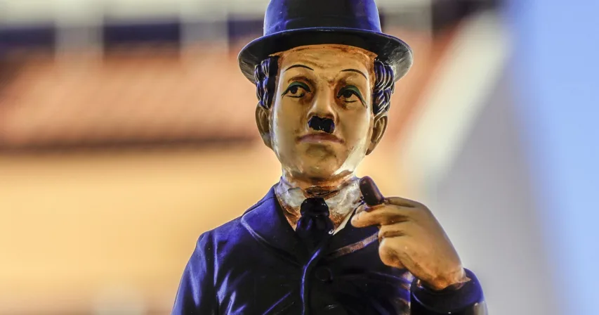 Charlie Chaplinia esittävä pienoispatsas