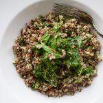 Kvinoa-avokadosalaatti pursuaa vitamiineja ja kutkuttaa makuhermoja koukuttavasti