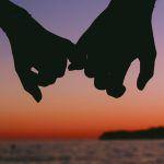 Aito kosketus välittää rakkautta, intohimoa ja hellyyttä – pysäyttävä vinkki eroottisiin hetkiin