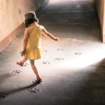 Pelottaako lasta, ettei hän kuulu joukkoon? – 6 kannustavaa ajatusta, kun pelottaa