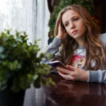 Miten kohdata angstinen nuori? – Tästä voi olla apua haastavien tunteiden kanssa